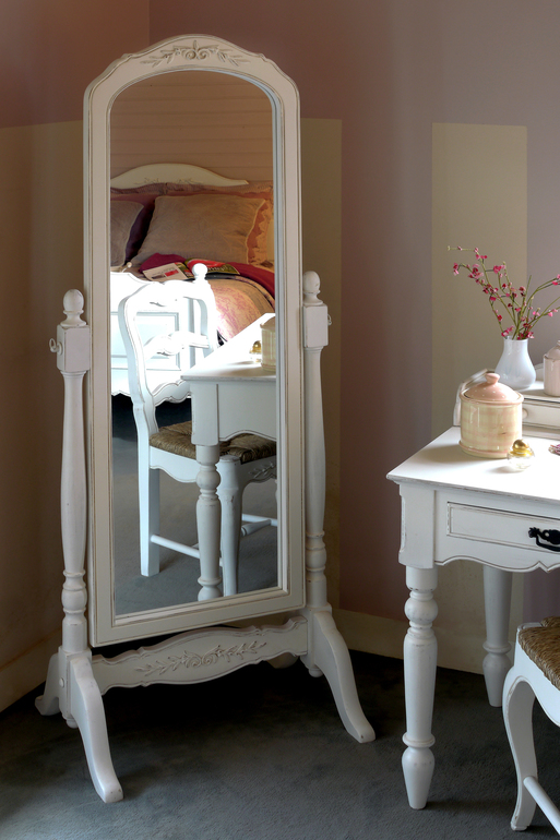 Выбираем зеркала для спальни