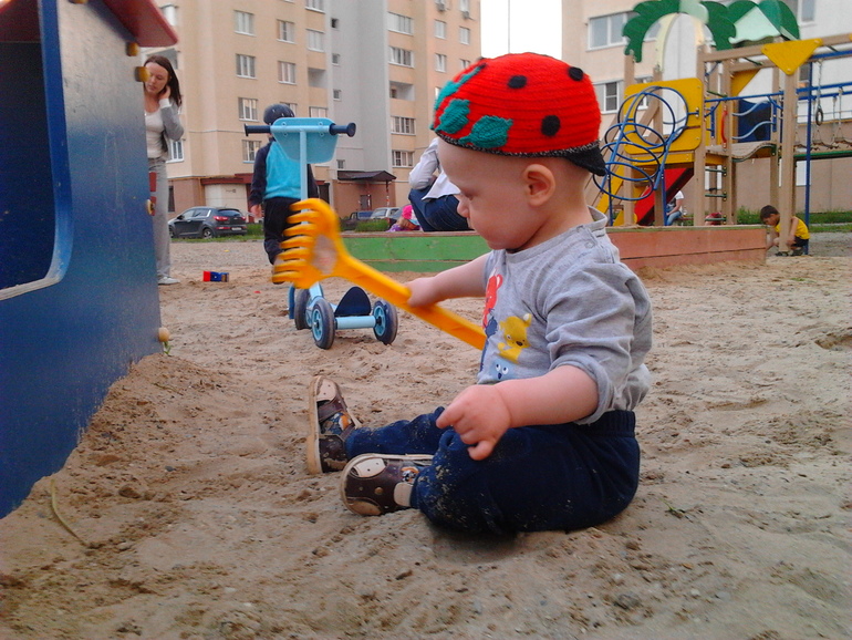 Связались сыну летние  шапочки!