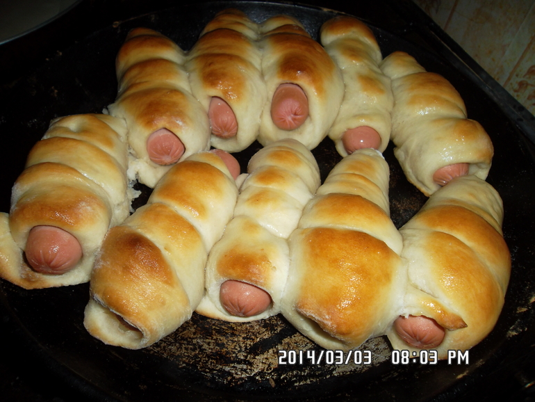 Первые в жизни сосиски в тесте!