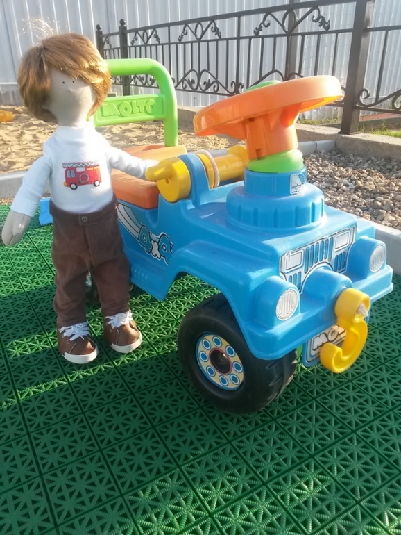 Лошадка Синтия и кукла мальчик Эрнест.