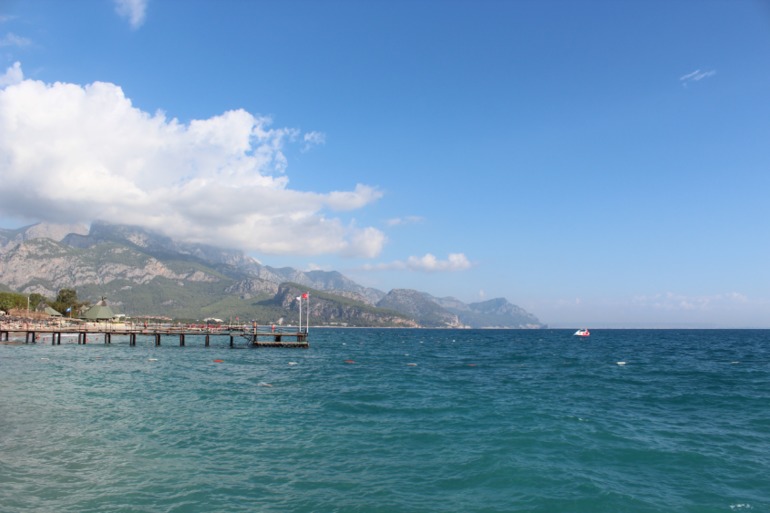 Андрюша, его родители и бабушка ездили на мооооре)