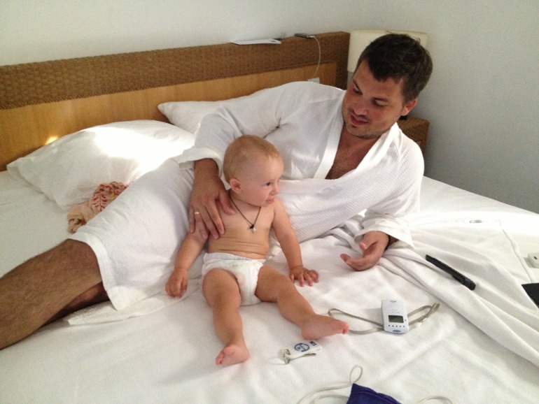 Андрюша, его родители и бабушка ездили на мооооре)