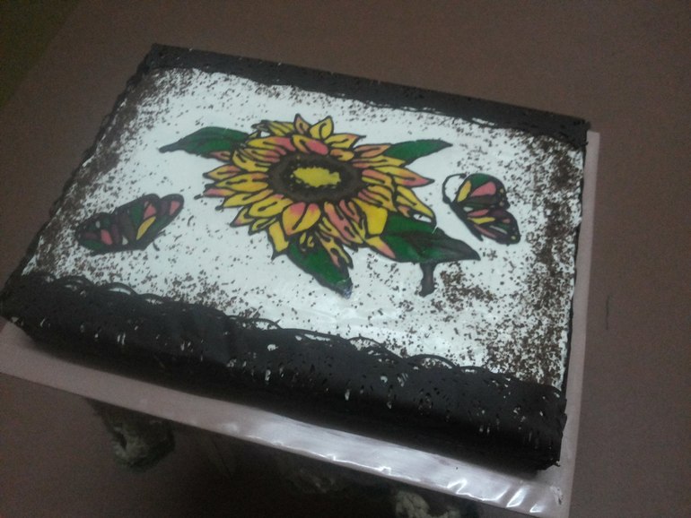 Мой первый рисунок шоколадом! Тортик для сотрудников на мой день рождения! Покритикуйте и посоветуйте, что стоит изменить на следущий раз!