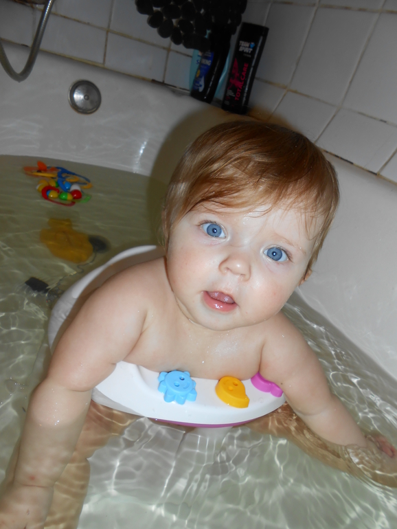 Ксения купается