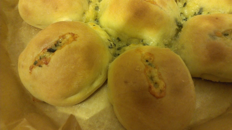 Булочки с чесноком и сыром