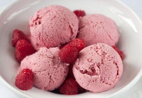Сливочное малиновое мороженое