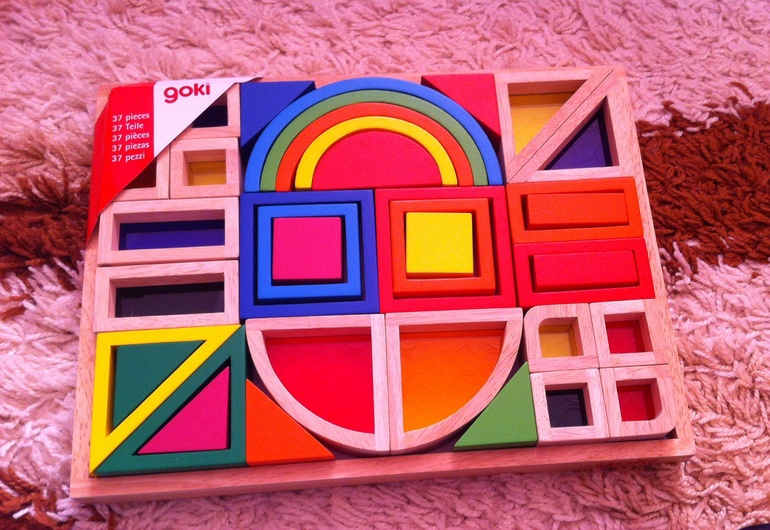 Радужные блоки Goki с окошками.