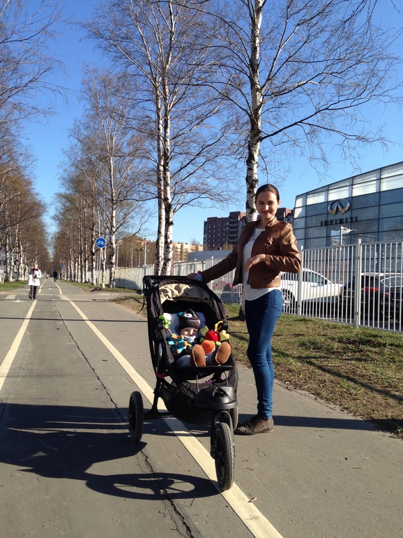 А мы с Артемкой любим гулять:)