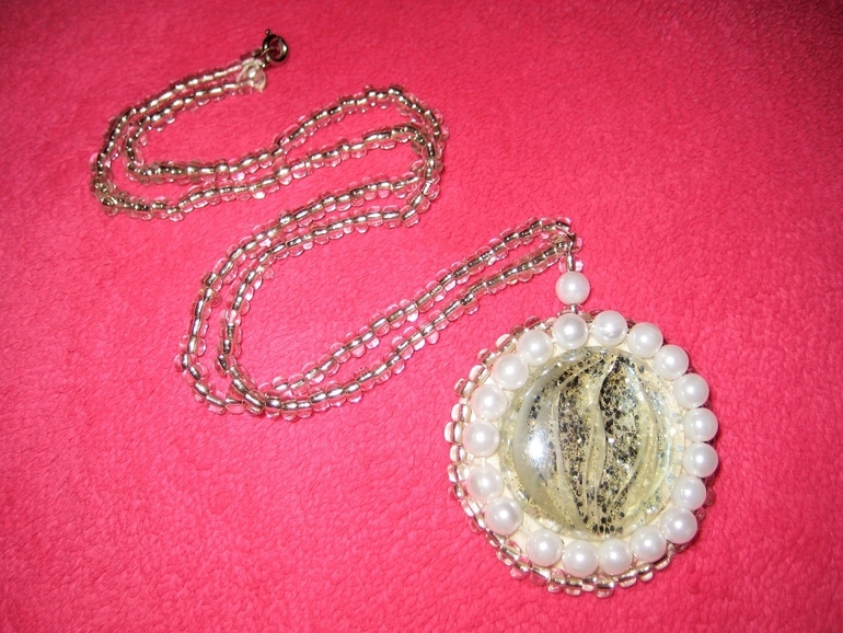 Кулон из бисера "Белоснежка". Мастер-класс