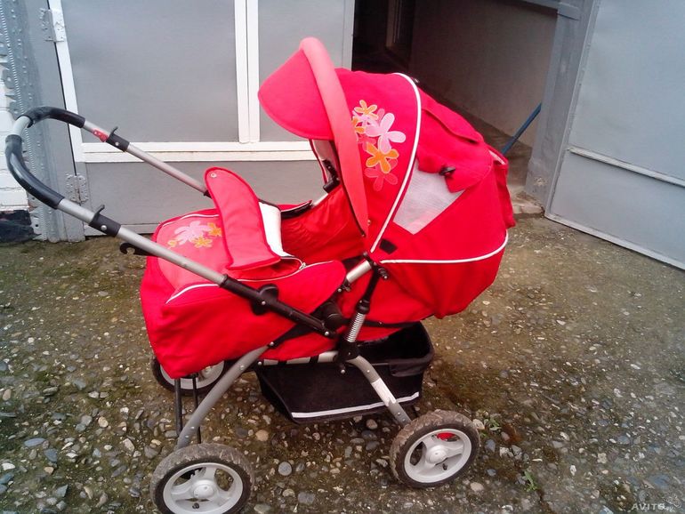 красная коляска с цветком мальчику не пойдет?
