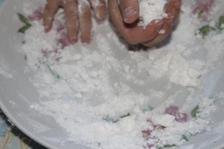 На улице у нас метель, а играем со снегом дома. Эксперимент