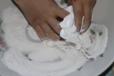 На улице у нас метель, а играем со снегом дома. Эксперимент