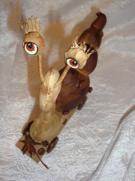 Моя первая тильда: кофейная улитка с глазами-перископами на скейте.