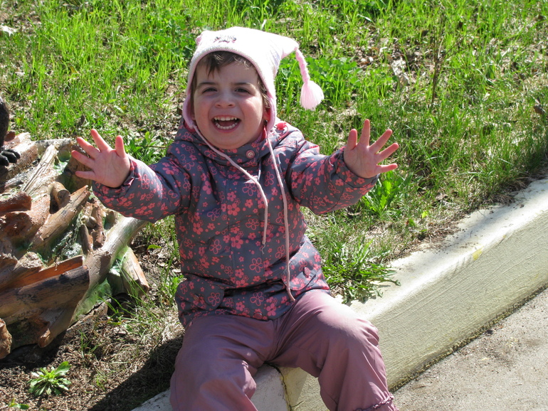 Нужна помощь нашей маленькой соседке Аришке (ДЦП)