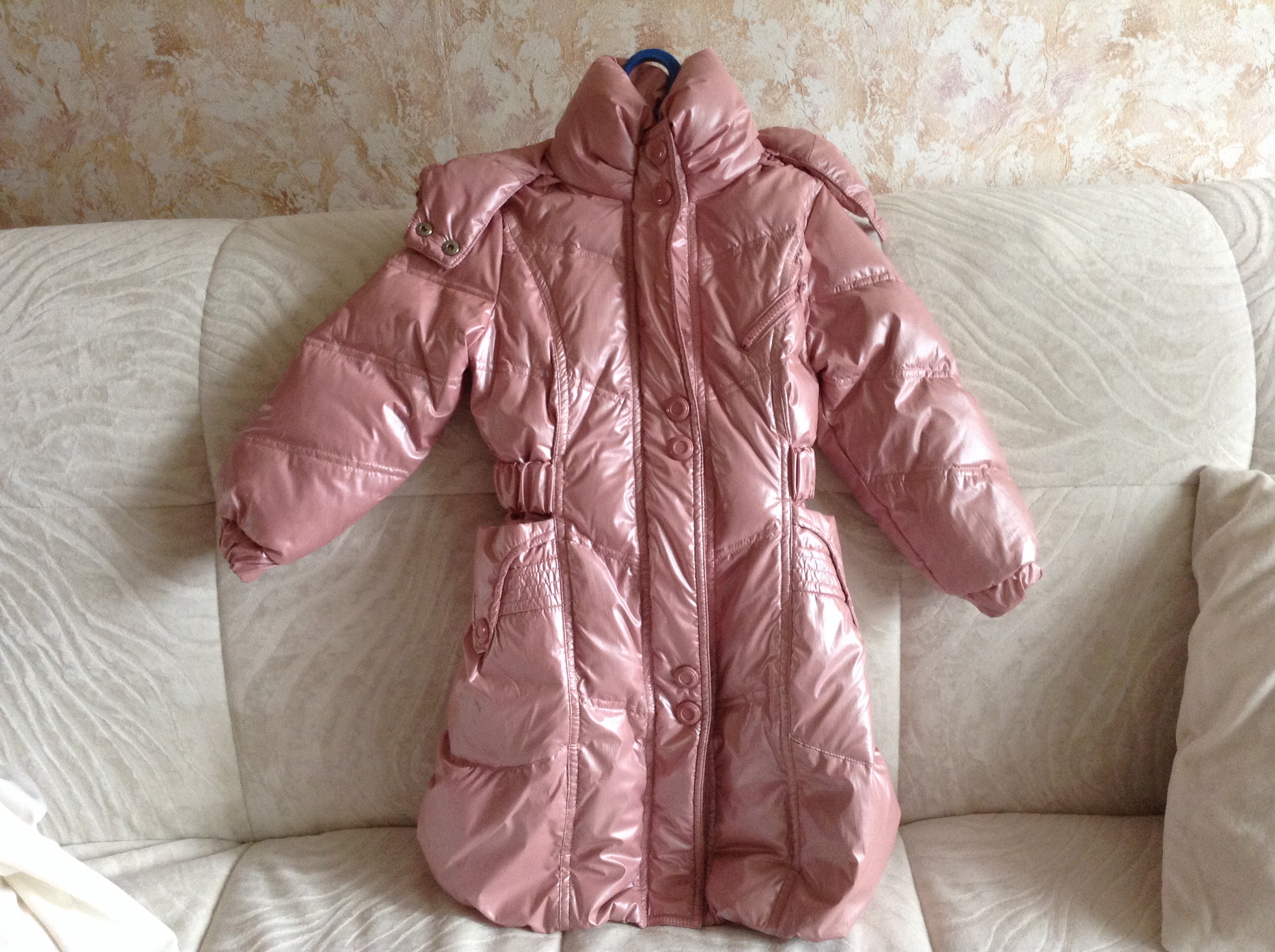 Продам пальто для девочки. Зима. 800р. Р-р 110