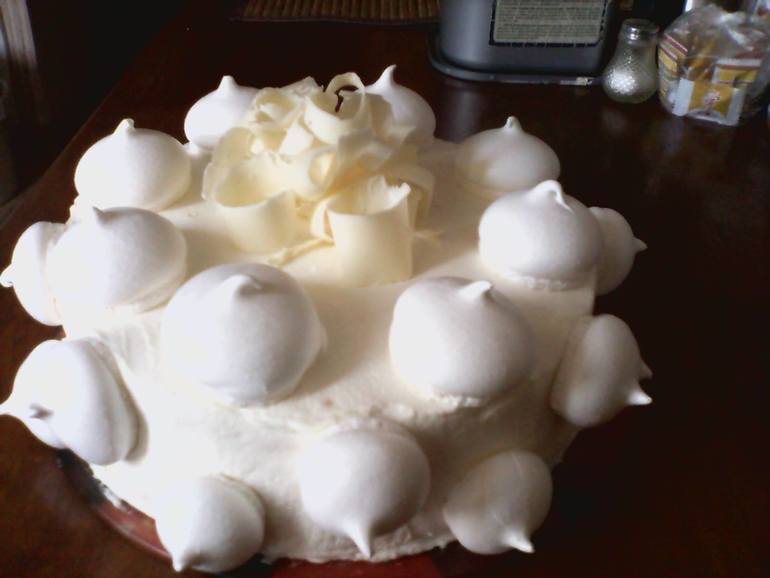 не так красиво как мастичные, но оооооочень вкучно никакой муки, только сливки, белки и сахар