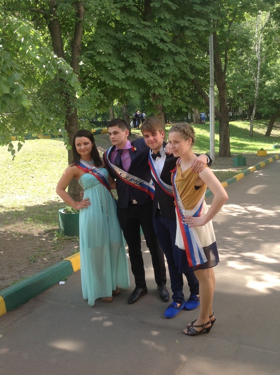 Не успели в первый класс пойти, а уже последний звонок)))