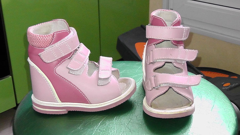 ТУФЛИ ТОТТО 22 размер, по стельке 14.5см. УГГИ австралия бежевые (новые) 21размер, по стельке 12см. УГГИ т. синие 21 размер, по стельке 12.5см. САНДАЛИИ ОРТОДОН В/Б 22 размер,  б/у по стельке 13см. ВСЕ В ОТЛИЧНОМ СОСТОЯНИИ!!!