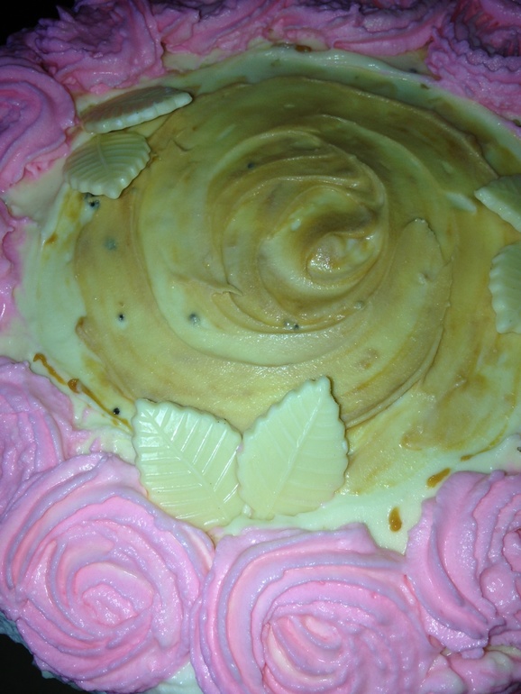 Вариация Царицы Эстер с украшением из кремовых роз