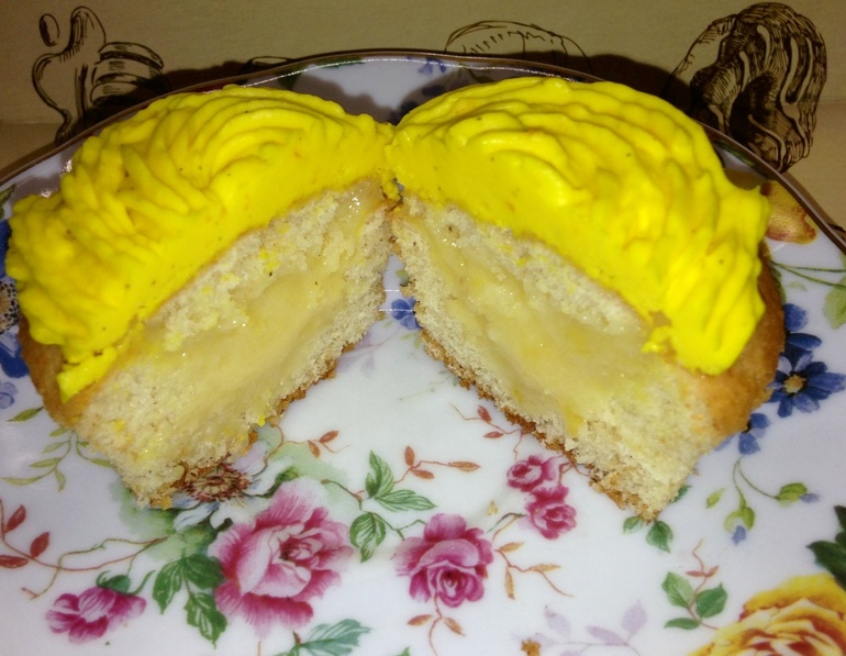 Капкейки в красно-синей гамме и ассорти на дегустацию