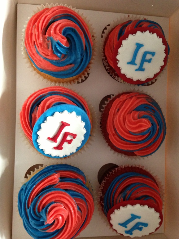 Капкейки в красно-синей гамме и ассорти на дегустацию