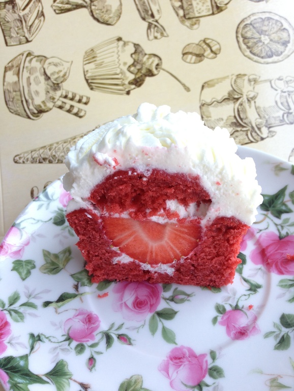 Капкейки в красно-синей гамме и ассорти на дегустацию