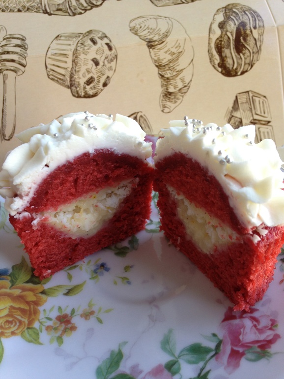 Капкейки в красно-синей гамме и ассорти на дегустацию