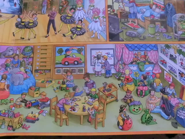 И снова виммельбухи или дом с окошками от Анны Сьюз