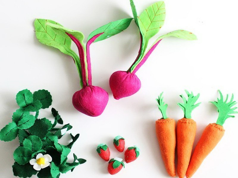 Фетровая грядка с ягодами и овощами