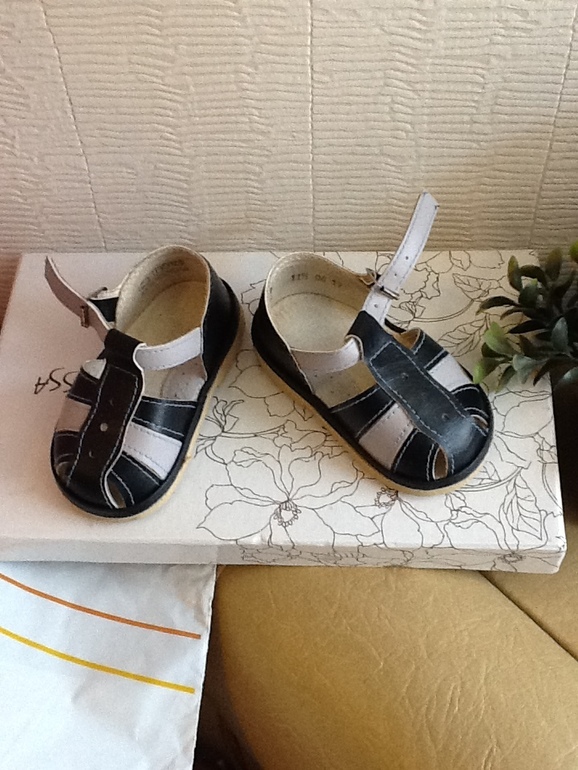 Продам кож. сандалики 19 разм.
