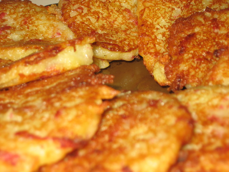 Драники с копченной колбаской.