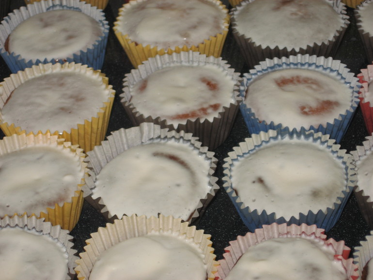 Кексы с кусочками ананасов.