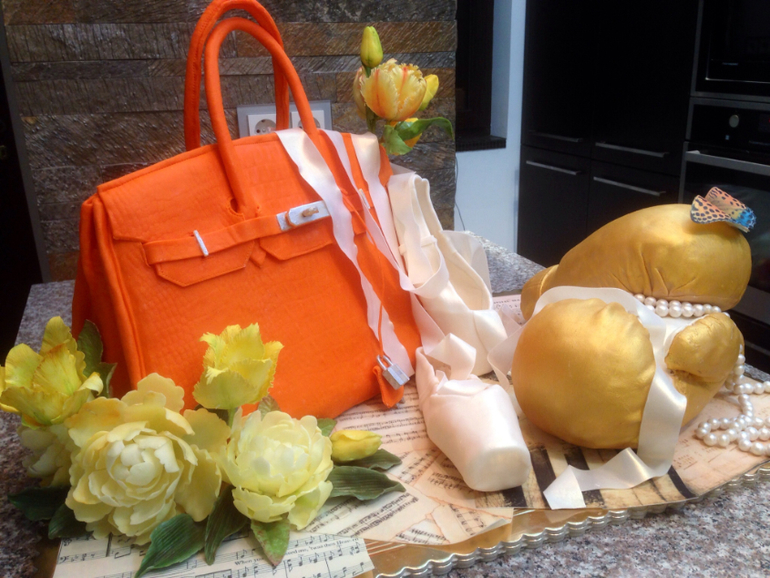 Для девушки, которая ободает сумки Биркин, театр, бокс и желтые цветы)))