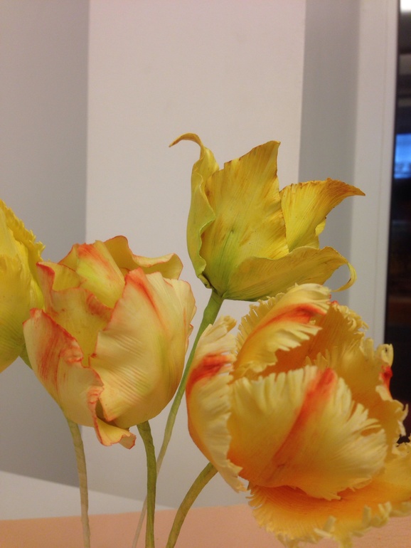 Для девушки, которая ободает сумки Биркин, театр, бокс и желтые цветы)))