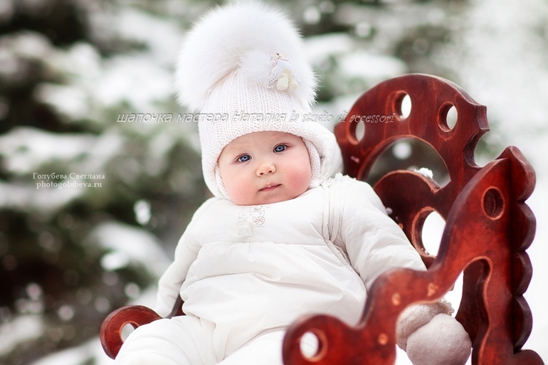 Шапочки с мех помпонами, детские и взрослые, итальянский меринос, машинная и ручная вязка на заказ