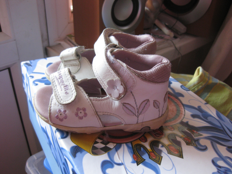 ПРОДАМ МНОГО ОБУВИ НА ДЕВОЧКУ ДО 3-х ЛЕТ CROCS ,SUPERFIT