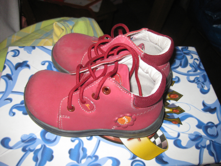 ПРОДАМ МНОГО ОБУВИ НА ДЕВОЧКУ ДО 3-х ЛЕТ CROCS ,SUPERFIT