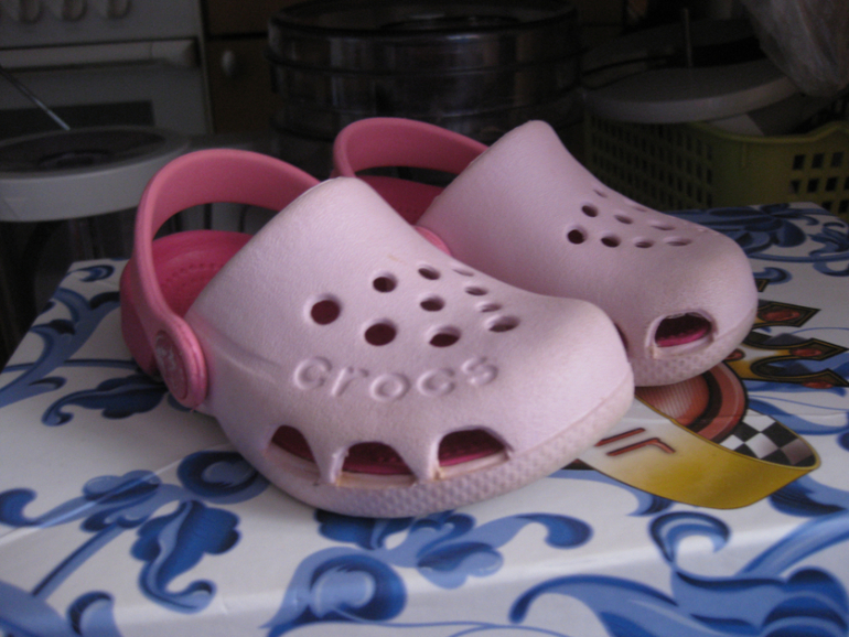 ПРОДАМ МНОГО ОБУВИ НА ДЕВОЧКУ ДО 3-х ЛЕТ CROCS ,SUPERFIT
