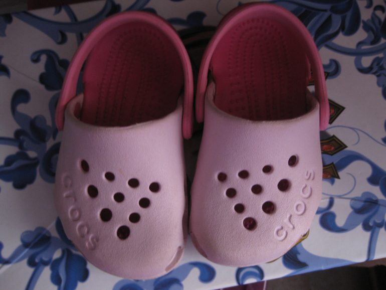 ПРОДАМ МНОГО ОБУВИ НА ДЕВОЧКУ ДО 3-х ЛЕТ CROCS ,SUPERFIT