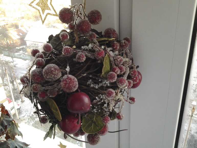 Новый год к нам мчится.