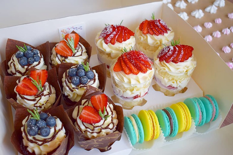 Кондитерские изделия фон. Капкейки эскимо. Сладости 2. Мультяшные десерты. Коробочка в коробочке со сладостями своими руками на день рождения.