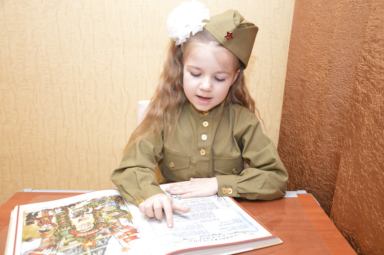 Ника читает стихи