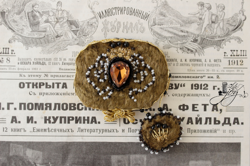 Вышивка на винтажном бархате с использованием винтажной тесьмы. В наличии.
