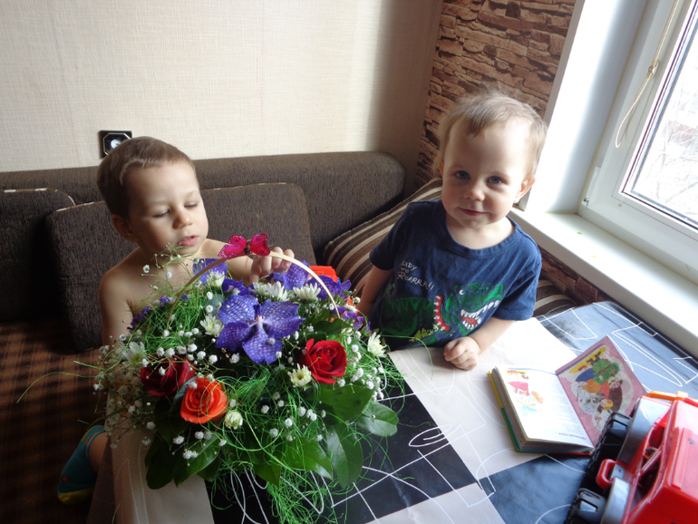 С восьмомартой, девы!)