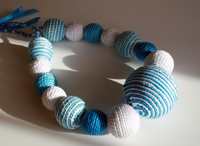 Бело-голубые бусы с погремушкой.