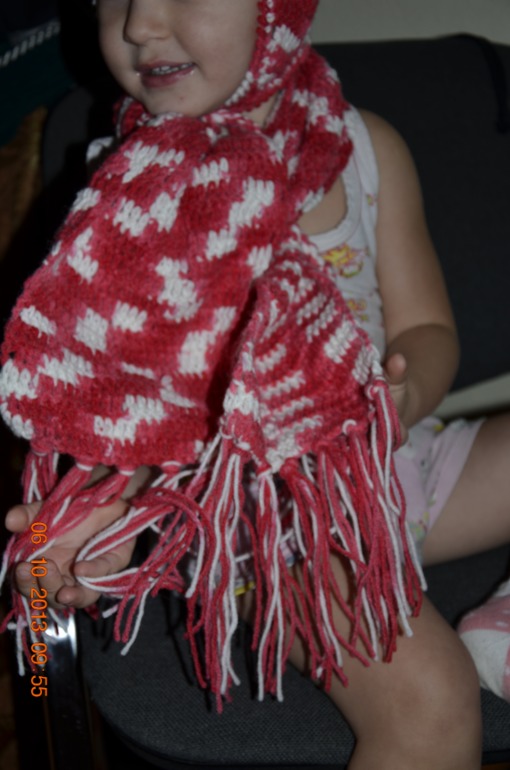 связалась шапочка и шарфик для дочи