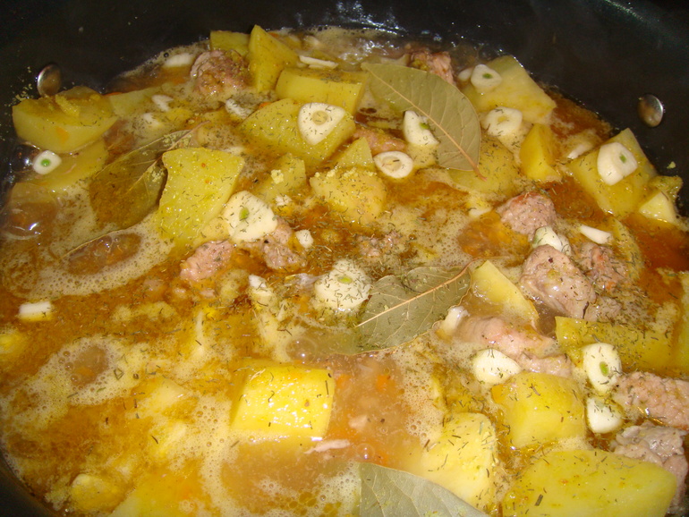 Тушеная свинина в кастрюле рецепт. Cawl wales. Тушёная картошка со свининой в кастрюле. Жаркое на сковороде. Тушеная свинина в кастрюле рецепт.