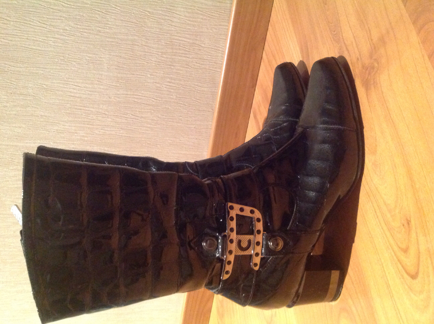 Сапоги демисезонные (кожа и лаковая кожа) размеры 38 и 39.