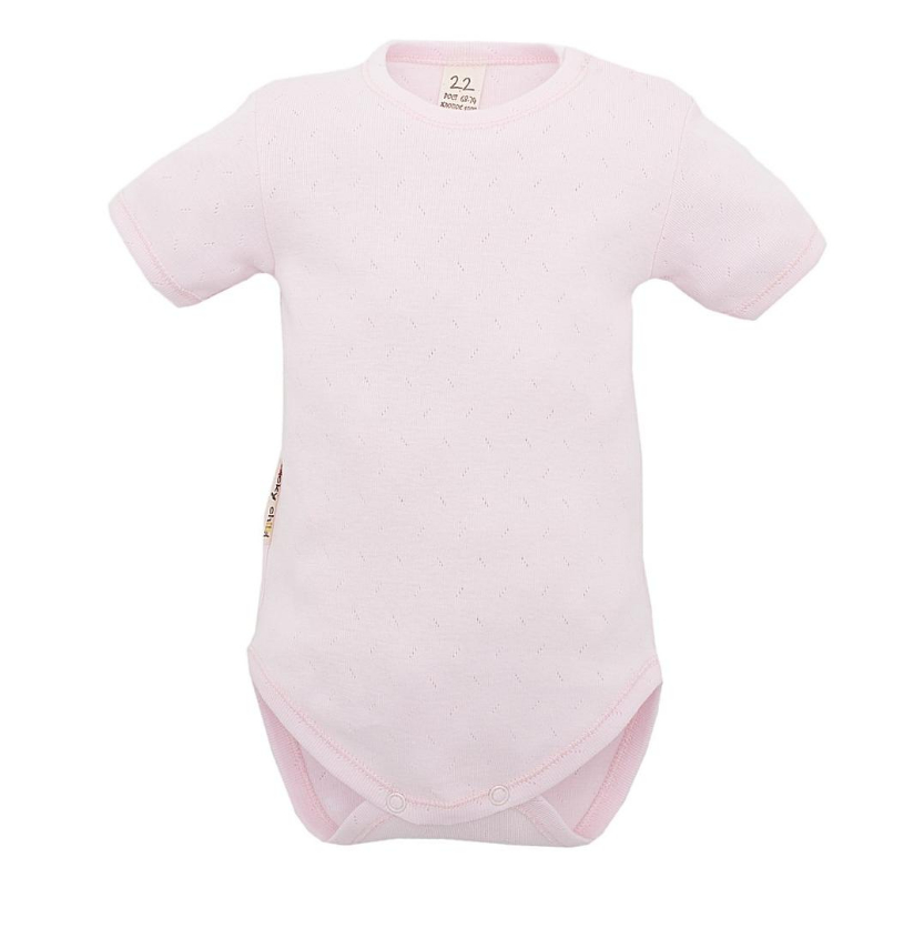 Цена: 340 руб. Размеры 56, 62, 68, 74, 80 см. Детское боди/песочник Lucky Child с короткими рукавами послужит идеальным дополнением к гардеробу малыша в теплое время года, обеспечивая ему наибольший комфорт. Боди изготовлено из натурального хлопка, благодаря чему оно необычайно мягкое и легкое, не раздражает нежную кожу ребенка и хорошо вентилируется, а эластичные швы приятны телу малыша и не препятствуют его движениям. Удобные застежки-кнопки по плечу и на ластовице помогают легко переодеть младенца и сменить подгузник. Боди выполнено из ткани с ажурным узором. Боди полностью соответствует особенностям жизни малыша в ранний период.