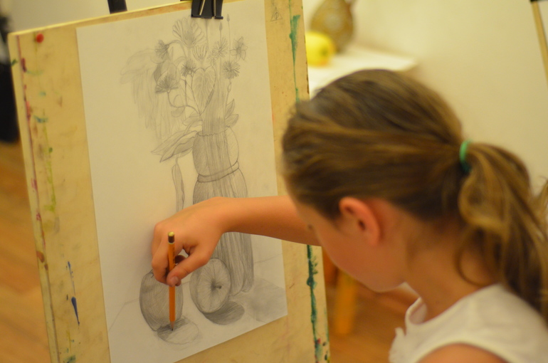 Живопись,рисунок,керамика,мультипликация,батик и кукла,резные свечи и много еще интересного в нашей мастерской